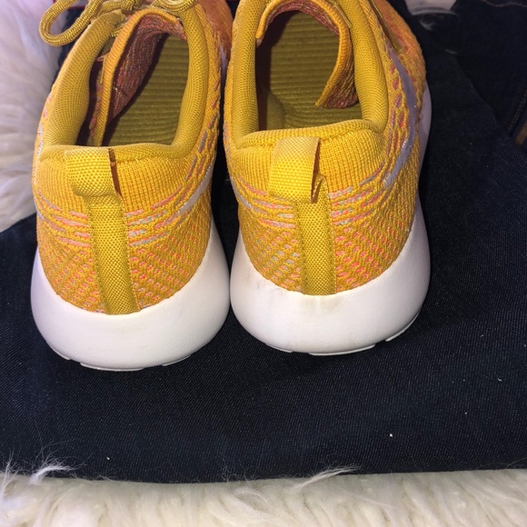 Like new...Nike FlyKnit Roshe Run Shoes. Sz 7 - Picture 3 of 11